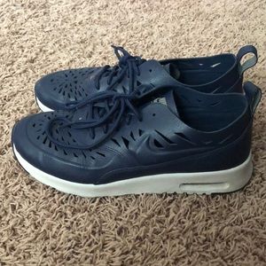 Nike Air Max Thea Cut-Out Leather Lowtop